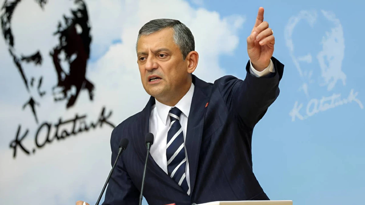 &Ouml;zg&uuml;r &Ouml;zel'den 'Onursal Adıg&uuml;zel' tepkisi