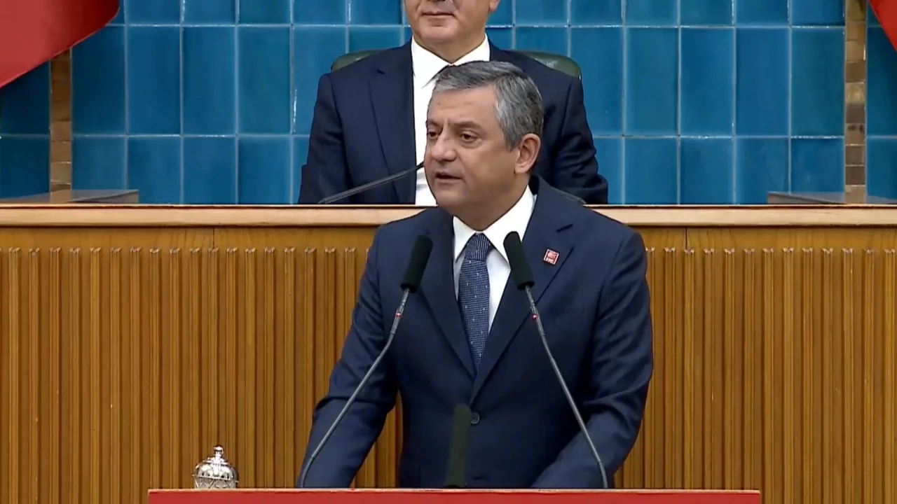 &Ouml;zg&uuml;r &Ouml;zel'den sert mesajlar: Delegenin vermediğini saraydan dilenenler