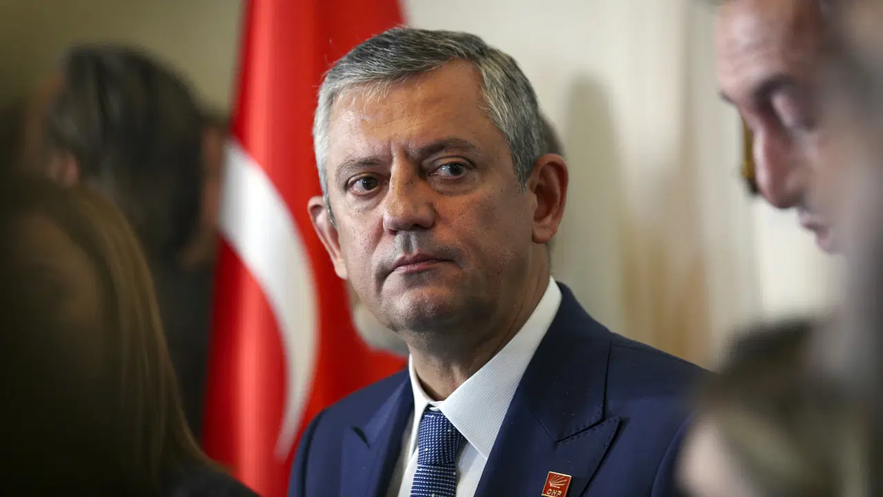 &Ouml;zg&uuml;r &Ouml;zel'in acı g&uuml;n&uuml;: Amcası vefat etti