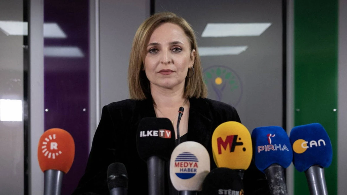 &Ouml;zg&uuml;r &Ouml;zel'in 'ara se&ccedil;im' &ccedil;ağrısı: DEM Parti'den yanıt geldi