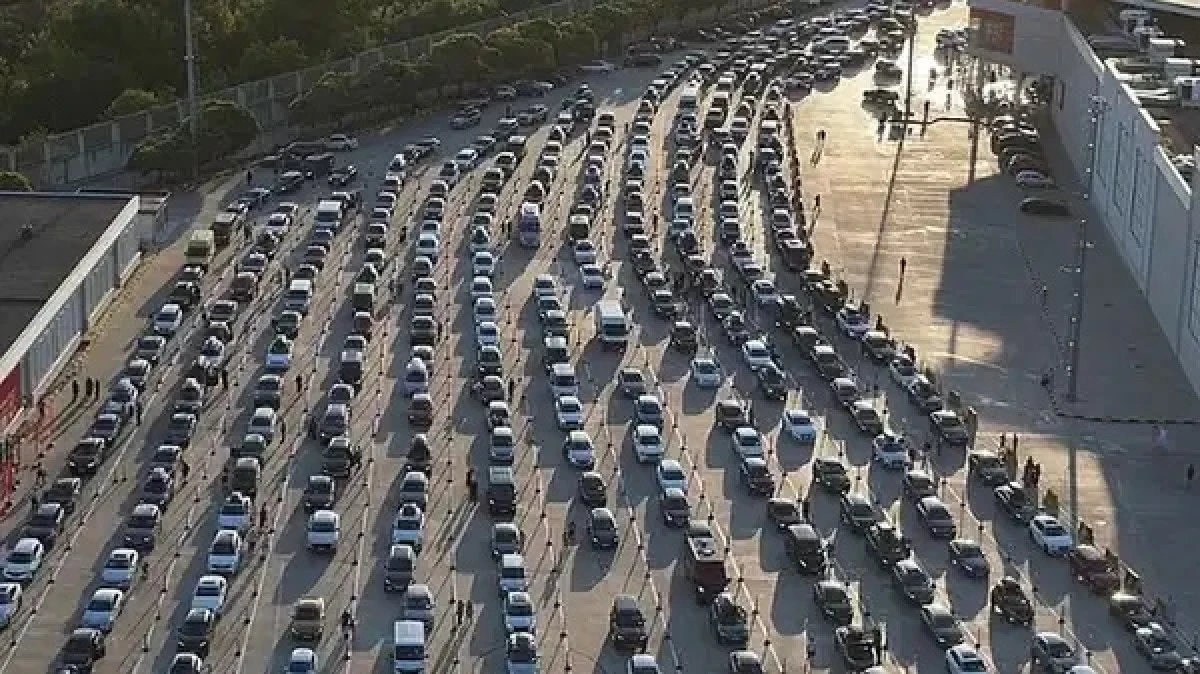 Resmi Gazete’de yayımlandı: Yabancı plakalı  o Araçlar yurtdışına çıkamayacak!