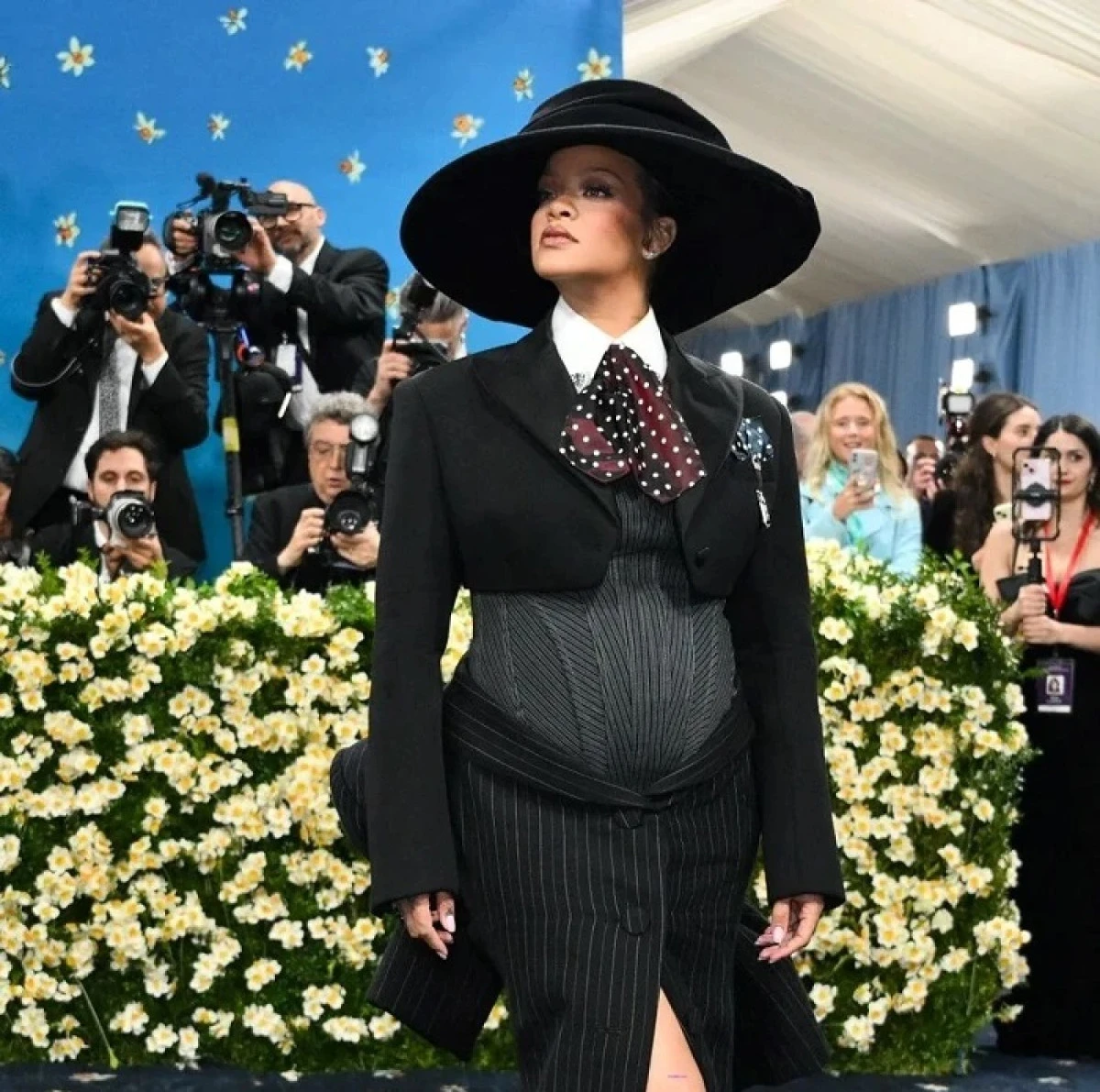 Rihanna üçüncü kez anne oluyor