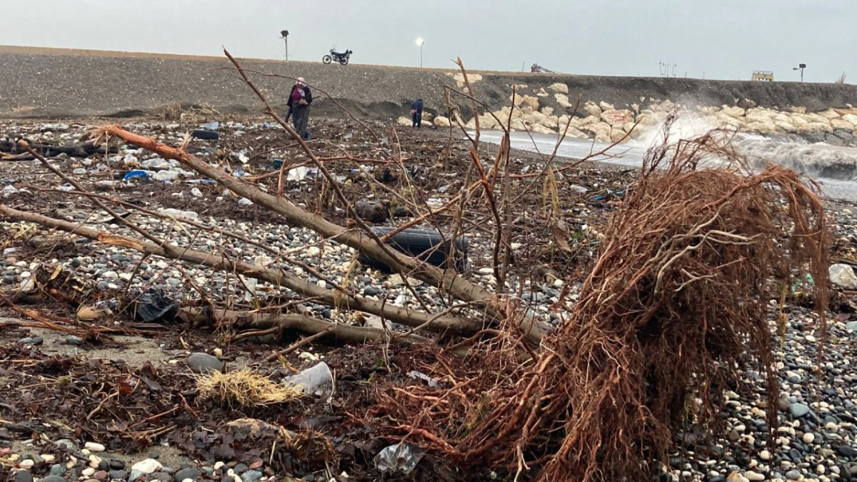 Sel Gitti, A&ccedil;lık Kaldı: Sahillerde Yoksulluğun Sessiz Fotoğrafı