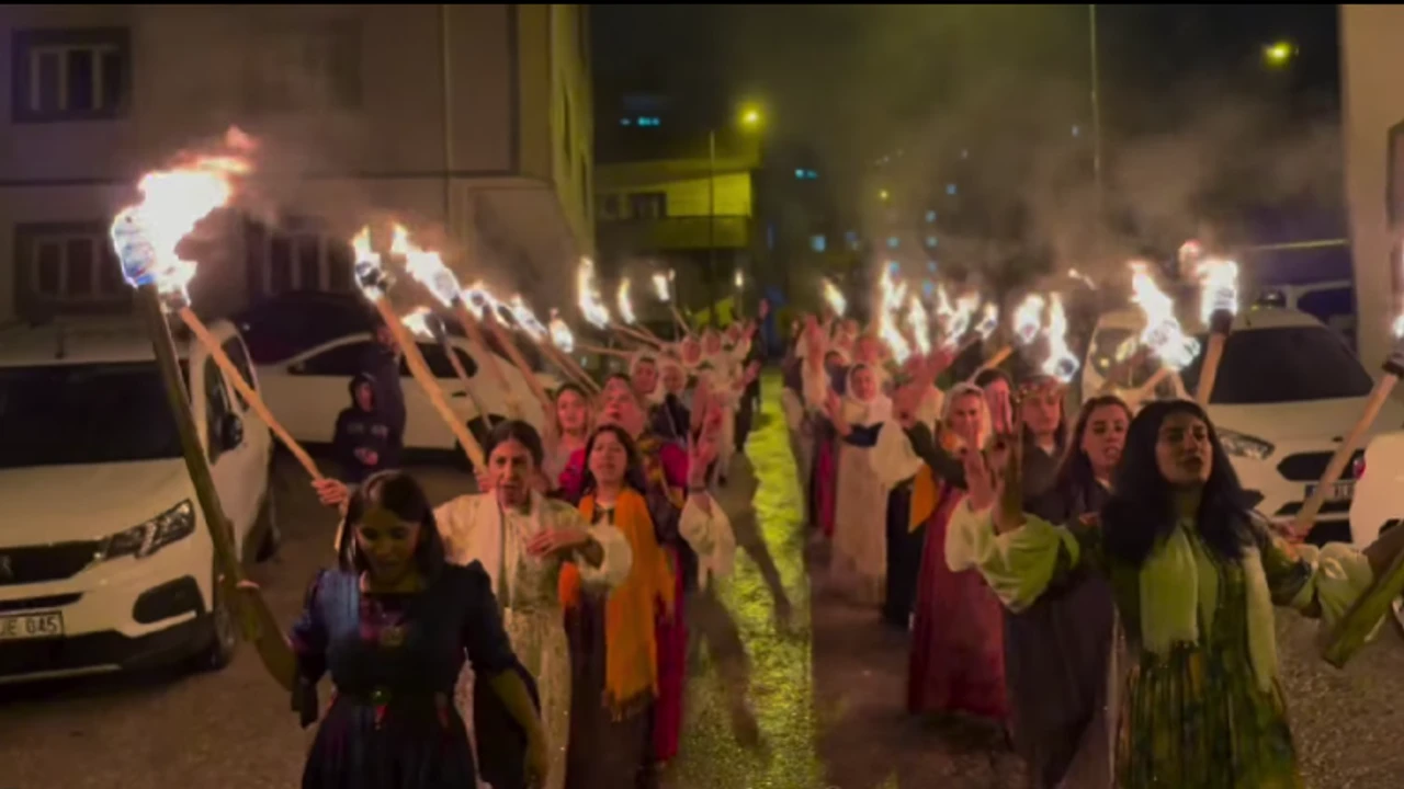 Şırnak&rsquo;ta kadınlar meşalelerle Newroz ateşini yaktı