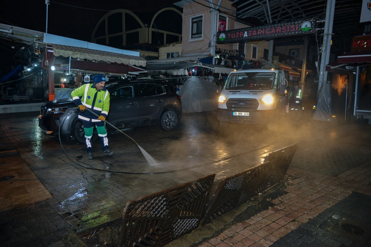 Tarihi &Ccedil;arşı ve Hanlar B&ouml;lgesinde gece mesaisi