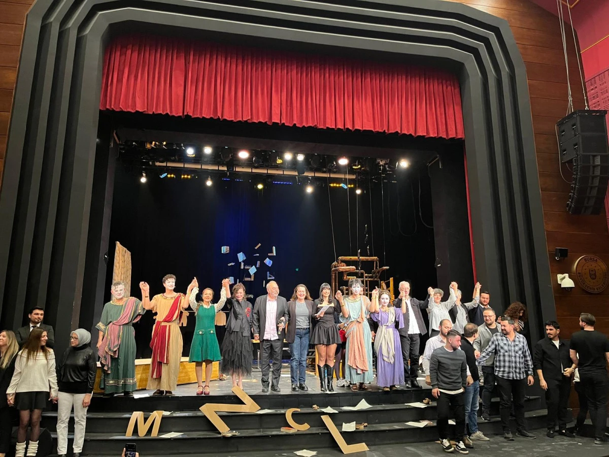 &lsquo;Tomris: Bir Uyumsuz &Ouml;yk&uuml;&rsquo;, seyirciyle buluştu