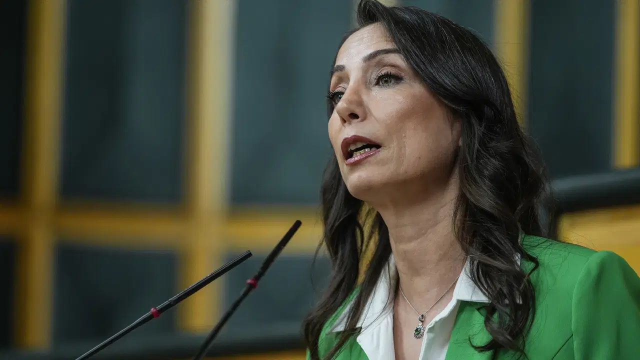 T&uuml;lay Hatimoğulları'ndan k&uuml;rs&uuml;de 'CHP' a&ccedil;ıklaması: 'Siyaset yargı eliyle yeniden mi dizayn edilecek?'