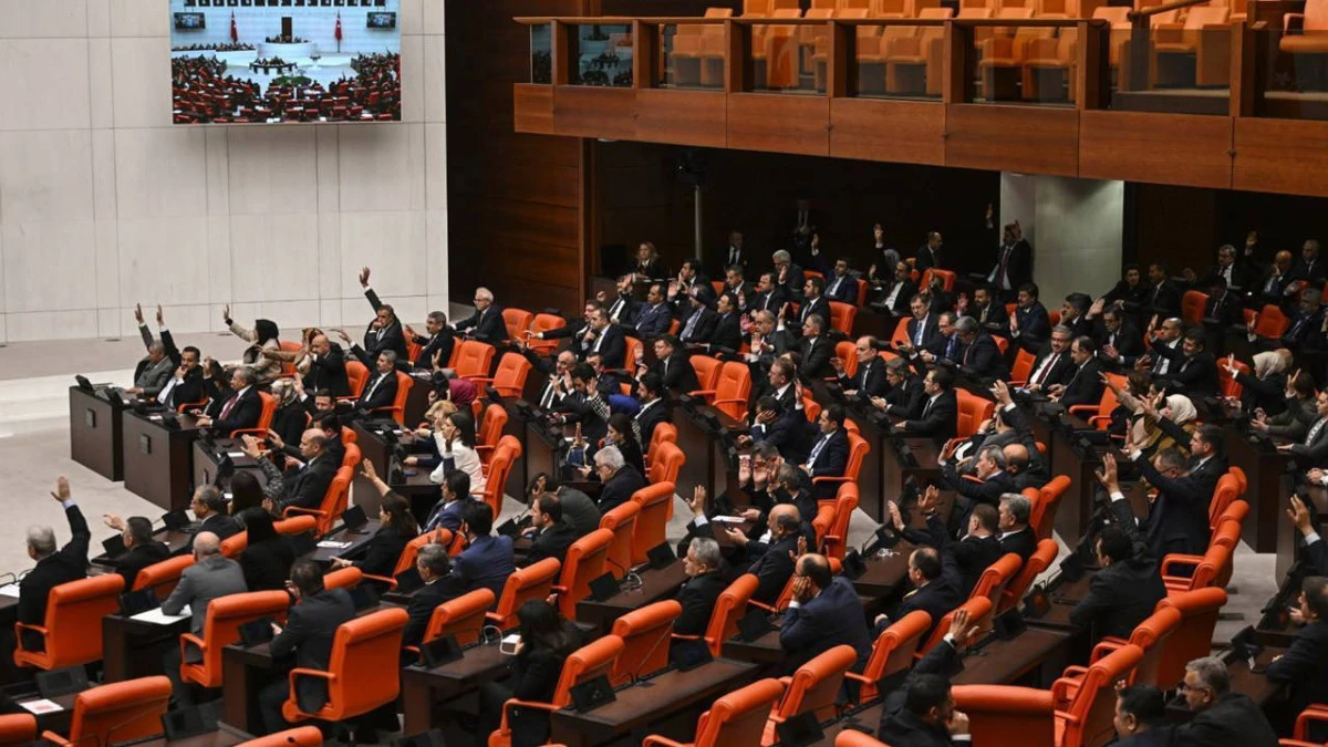 T&uuml;m siyaset&ccedil;ilerin malvarlıklarının araştırılmasına ilişkin &ouml;nerge AKP ve MHP oylarıyla reddedildi