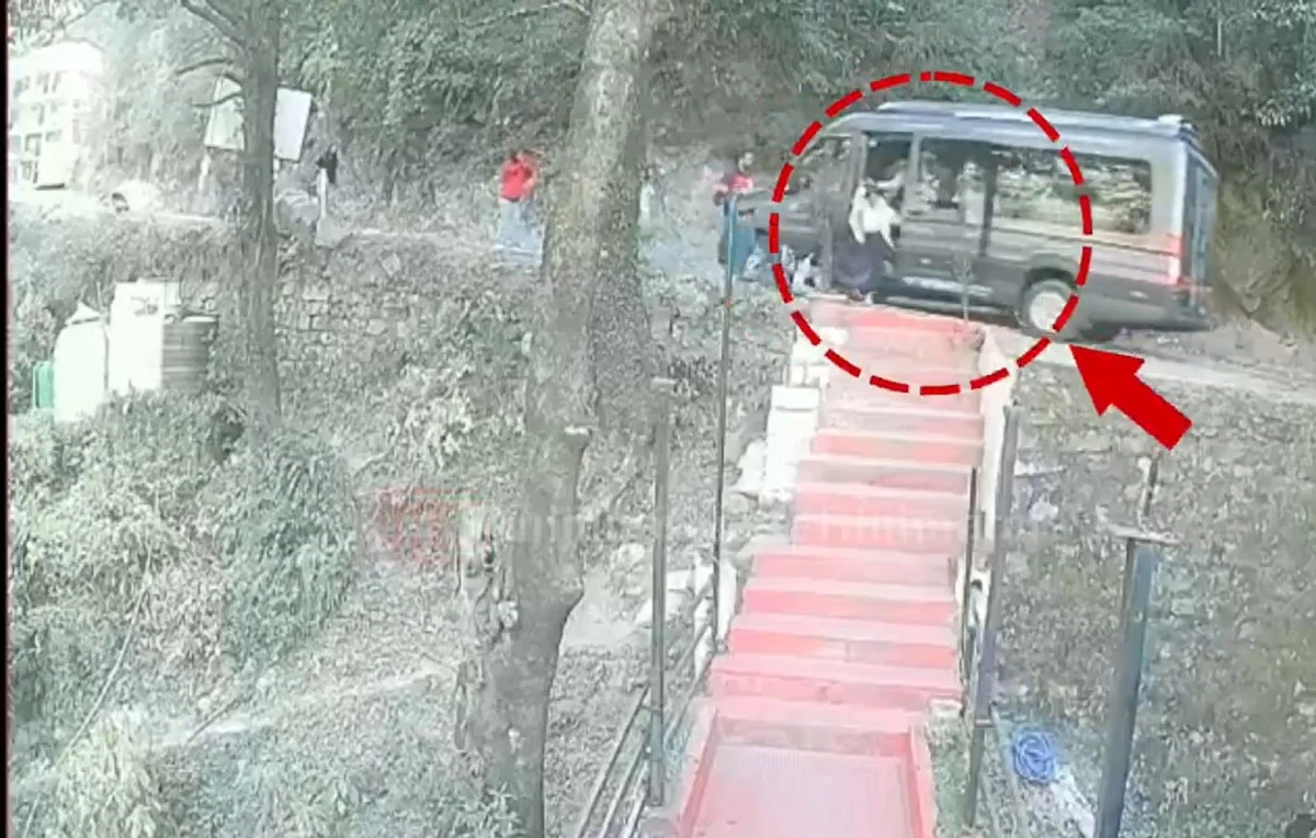 Turistleri Taşıyan Ara&ccedil; Şarampole S&uuml;r&uuml;klendi