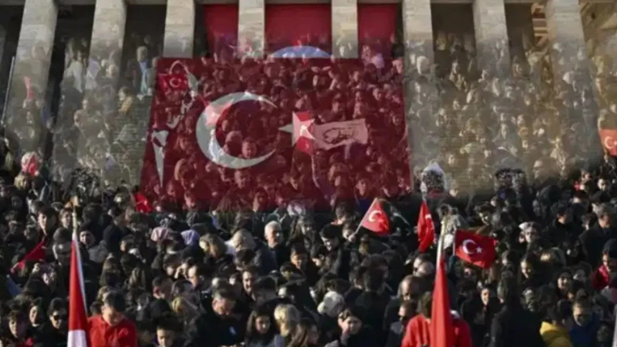 Türkiye Ata'sını andı: Saat 9'u 5 geçe tüm yurtta hayat durdu...