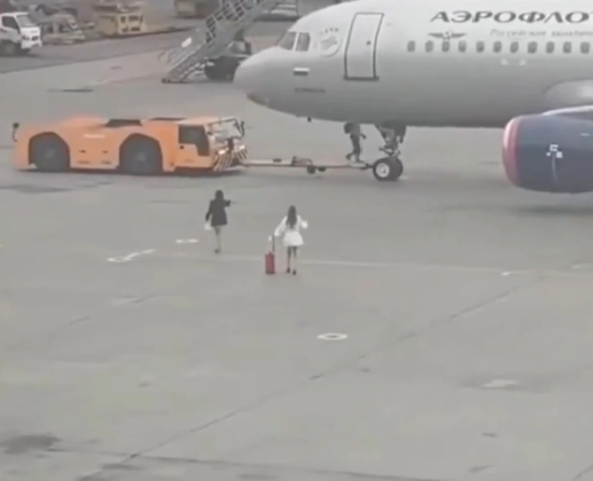 U&ccedil;ağa Yetişemeyince Apronda Otostop &Ccedil;ektiler! İki T&uuml;rk Kadının İnanılmaz Telaşı