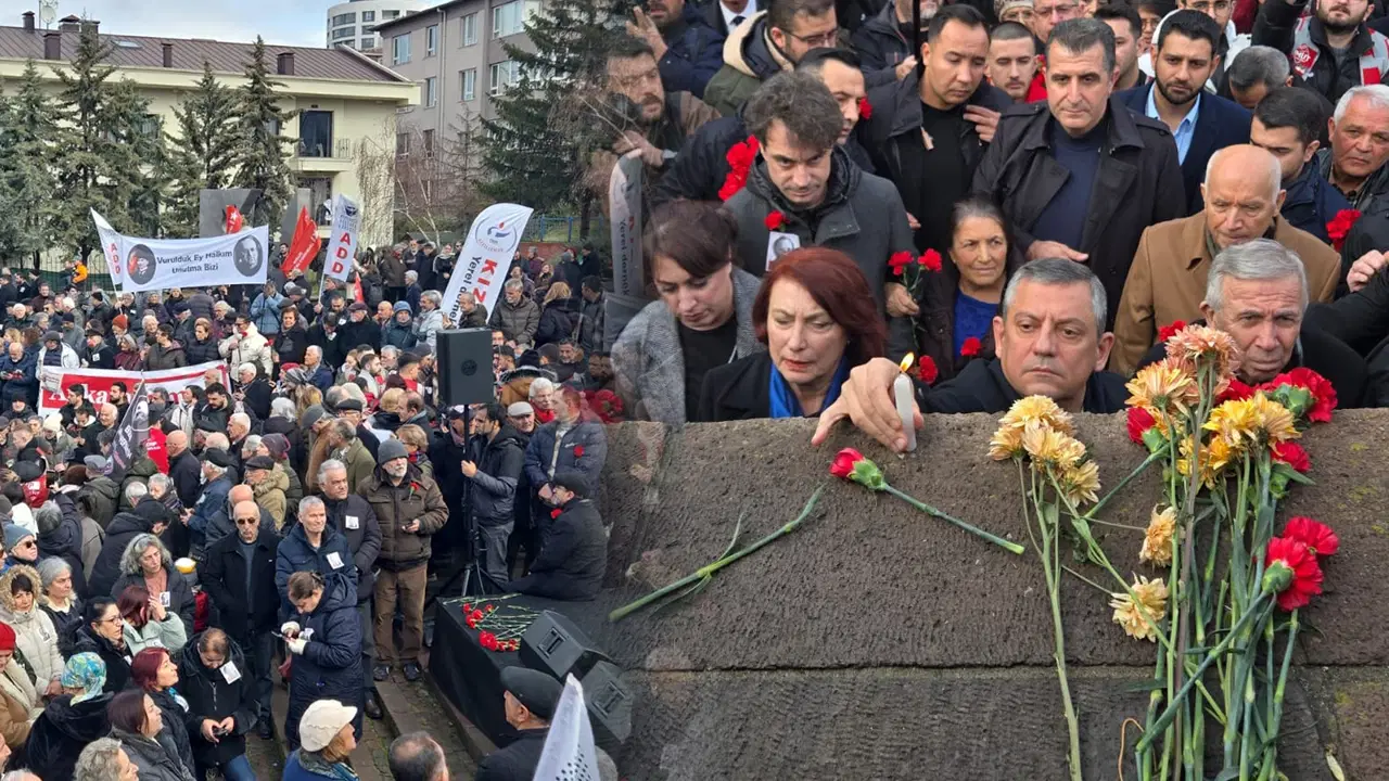 Uğur Mumcu, Ankara Karlı Sokak'taki evinin &ouml;n&uuml;nde 't&uuml;rk&uuml;lerle' anıldı: &Ouml;zg&uuml;r &Ouml;zel ve Mansur Yavaş karanfiller bıraktı