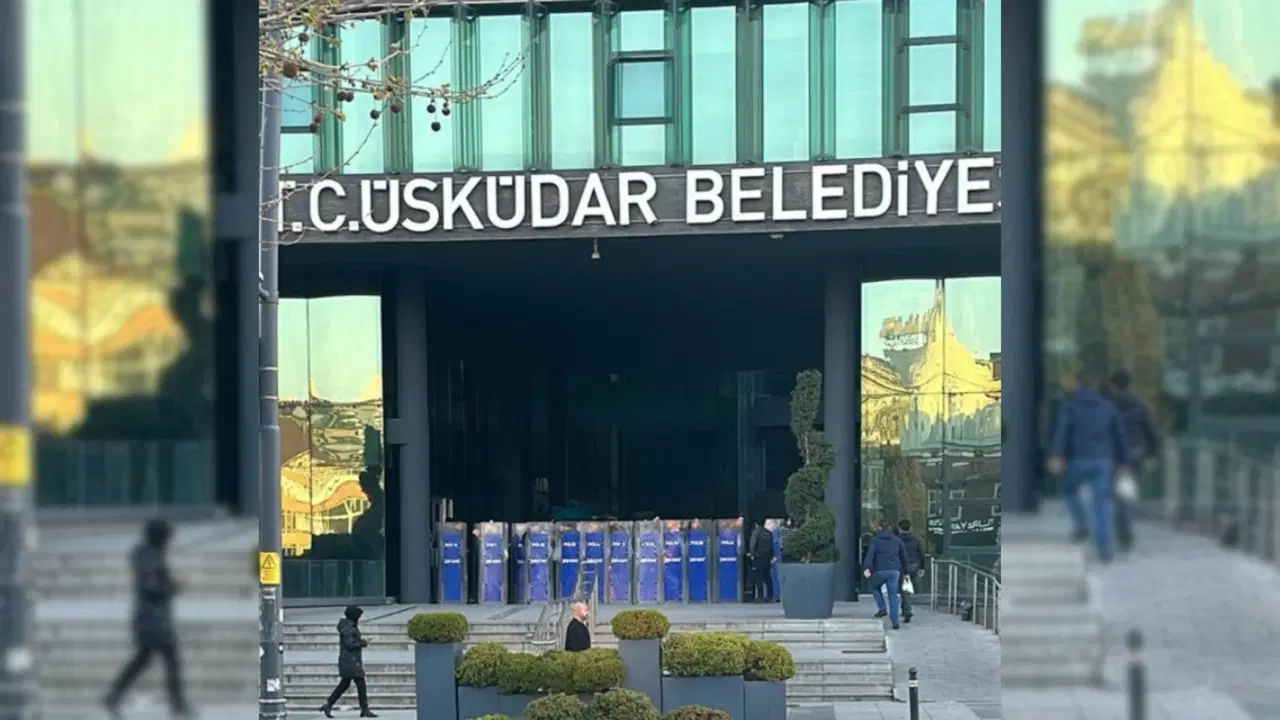 &Uuml;sk&uuml;dar Belediyesi'ne operasyon: &Ccedil;ok sayıda g&ouml;zaltı var! Dedebaş'tan ilk tepki