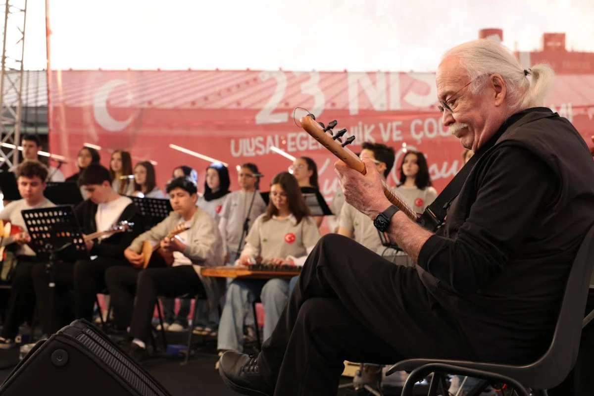 Usta Sanat&ccedil;ı Cahit Berkay Gen&ccedil;lerle Aynı Sahneyi Paylaştı