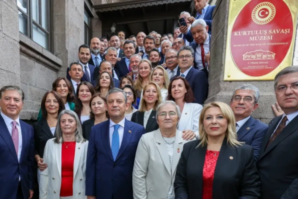 YENİ Parti t&uuml;z&uuml;ğ&uuml;n&uuml; ve programını a&ccedil;ıkladı