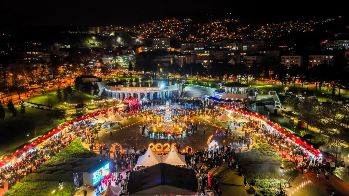 Yeni yıl coşkusu, &lsquo;Bursa Yeni Yıl Meydanı&rsquo;nda yaşanıyor