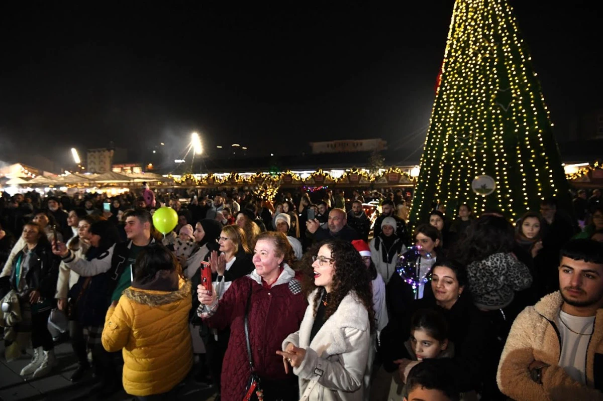 Yeni Yıl Festivali&rsquo;nde Şarkılar Bursalıların İ&ccedil;ini Isıttı