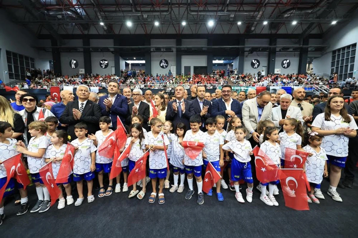 YENİLENEN İBB FATİH SPOR KOMPLEKSİ HİZMETE A&Ccedil;ILDI