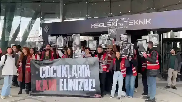 Yusuf Tekin'i protesto eden TİP'li 17 öğrenci gözaltına alındı!