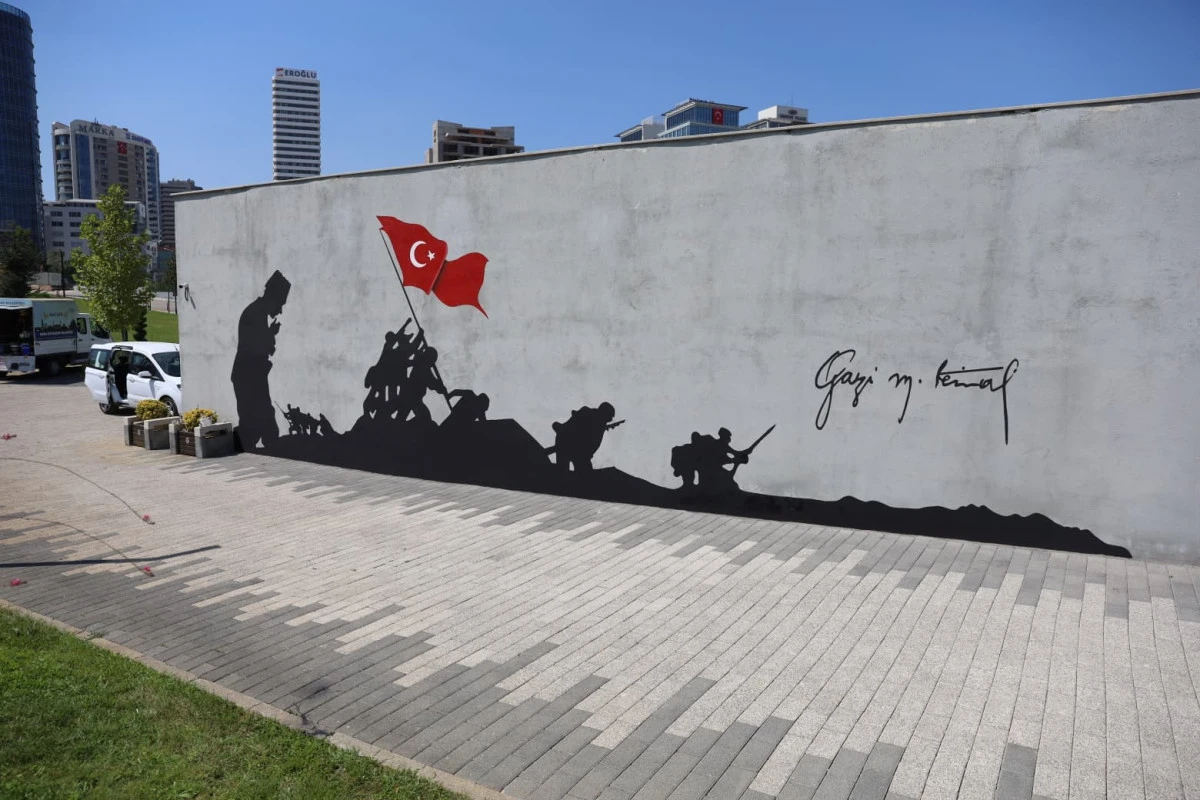 Zafer ruhu, Şehitlik Abidesi duvarlarına yansıtıldı