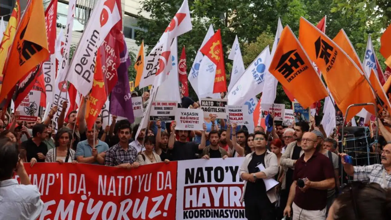 Zirve &ouml;ncesi yurttaşlar sokağa &ccedil;ıktı: NATO'dan &ccedil;ıkılsın, &uuml;sler kapatılsın, g&ouml;zaltılar serbest bırakılsın